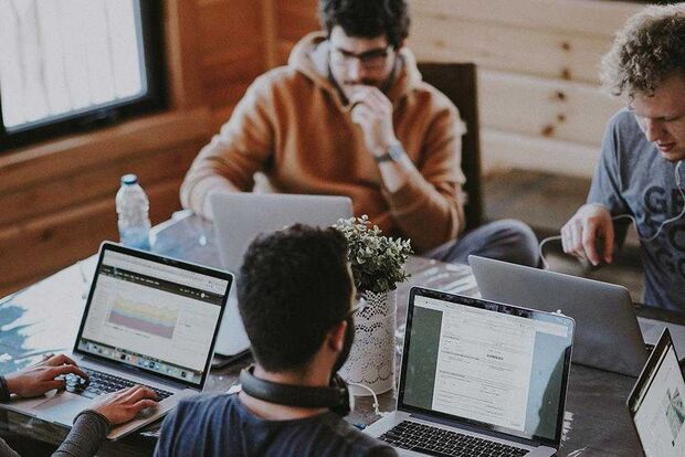 Gemeinsam arbeitet man weniger allein Coworking Bürogemeinschaft Berlin Unterschiede Blog