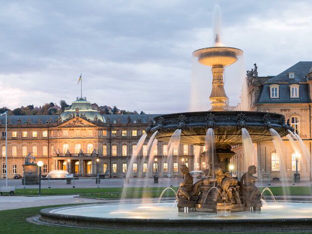 Neues Schloss Stuttgart mit Brunnen in der Dämmerung