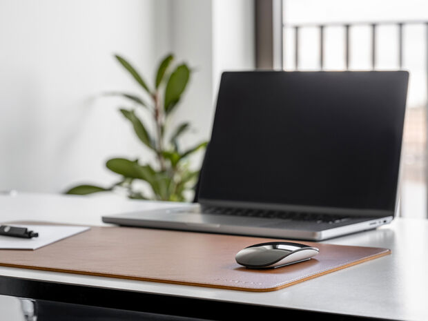Moderner Arbeitsplatz mit Laptop im Homeoffice oder virtuellen Büro – flexibles Arbeiten für internationale Gründer:innen und Remote-Teams.