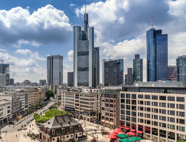 Skyline von Frankfurt am Main mit Wolkenkratzern des Bankenviertels und Blick auf die Innenstadt.