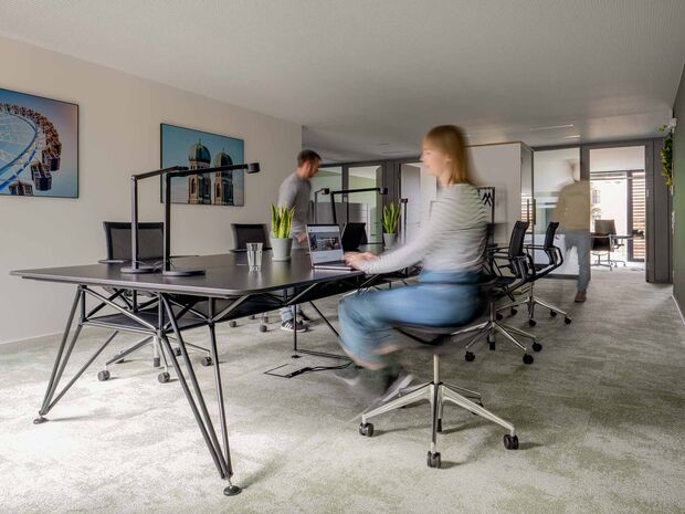 Menschen im freundlichen Coworking-Space