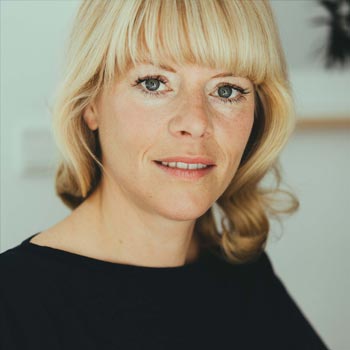 Geschäftsreisenden im Office Club: Marie-Lousie Sadakanei Geschäftsreisenden im Office Club: Marie-Lousie Sadakanei